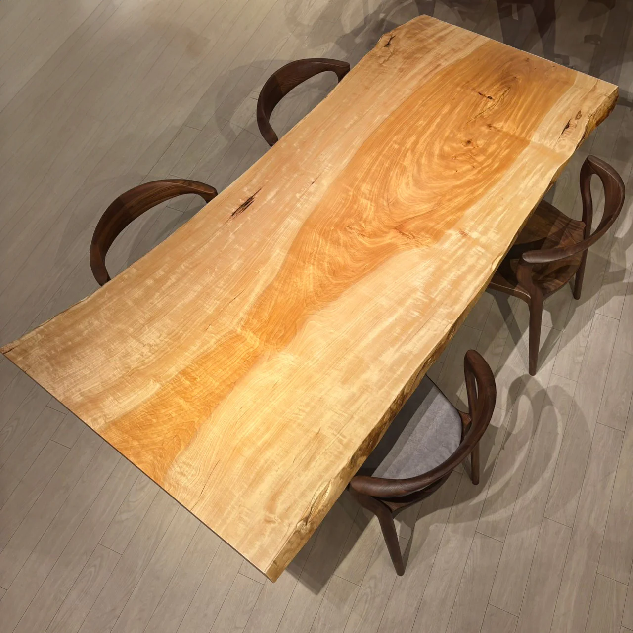 新宿店 トチ 幅210×奥行85-104×厚み5(cm)