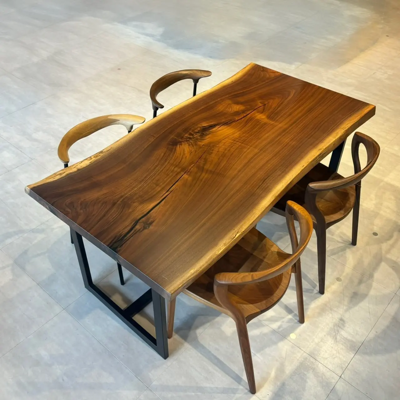 天神店 ウォールナット 幅160×奥行80-83×厚み5.1cm