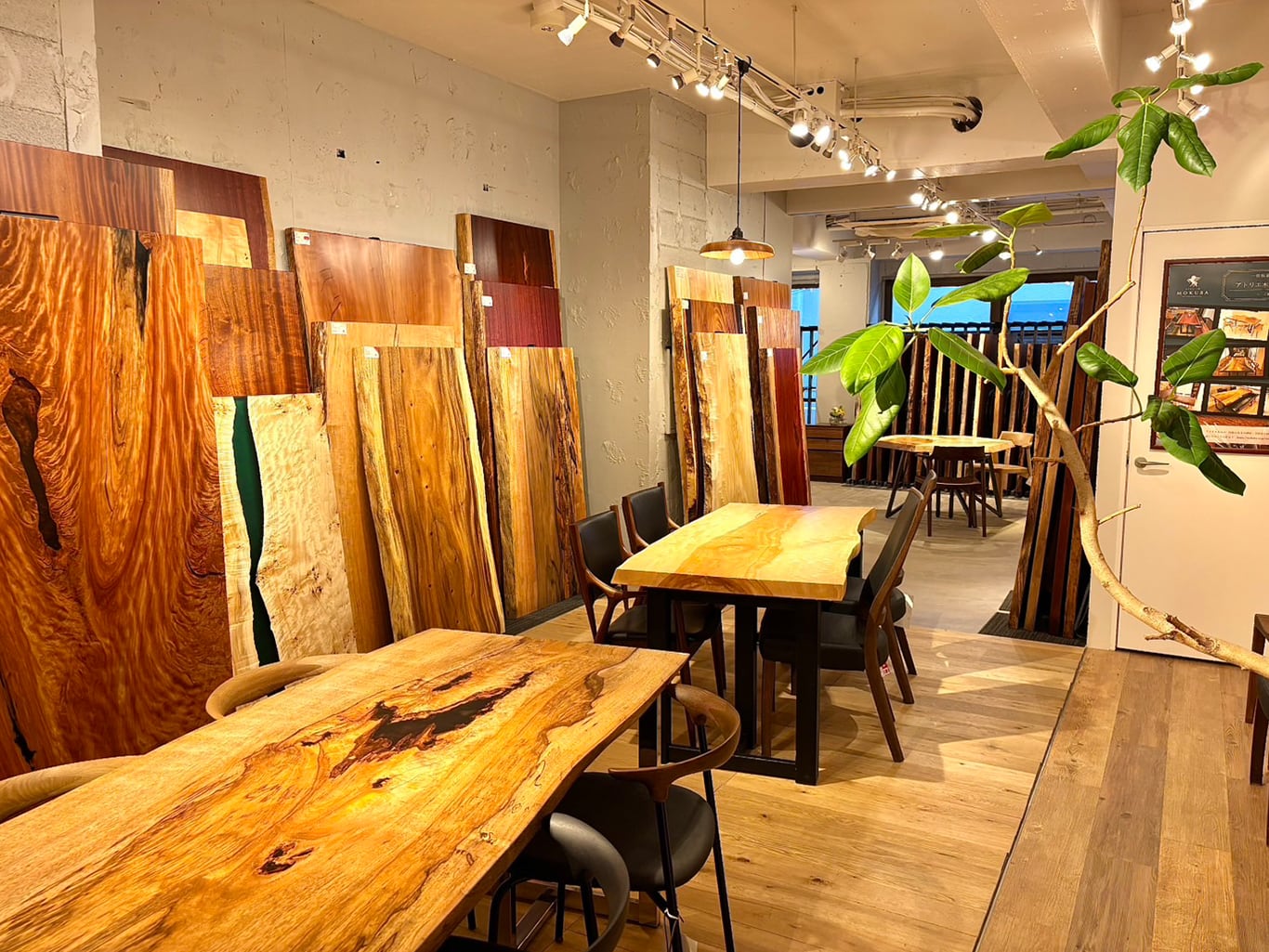 都内で唯一の4種類の天板の取扱い店舗、他店では展示の少ないカテゴリーの商品を豊富に展示